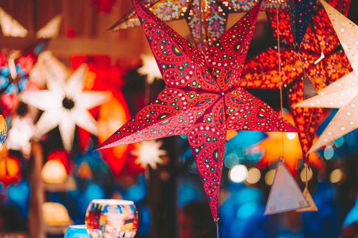 Beleuchtete Weihnachtssterne auf einem Weihnachtsmarkt